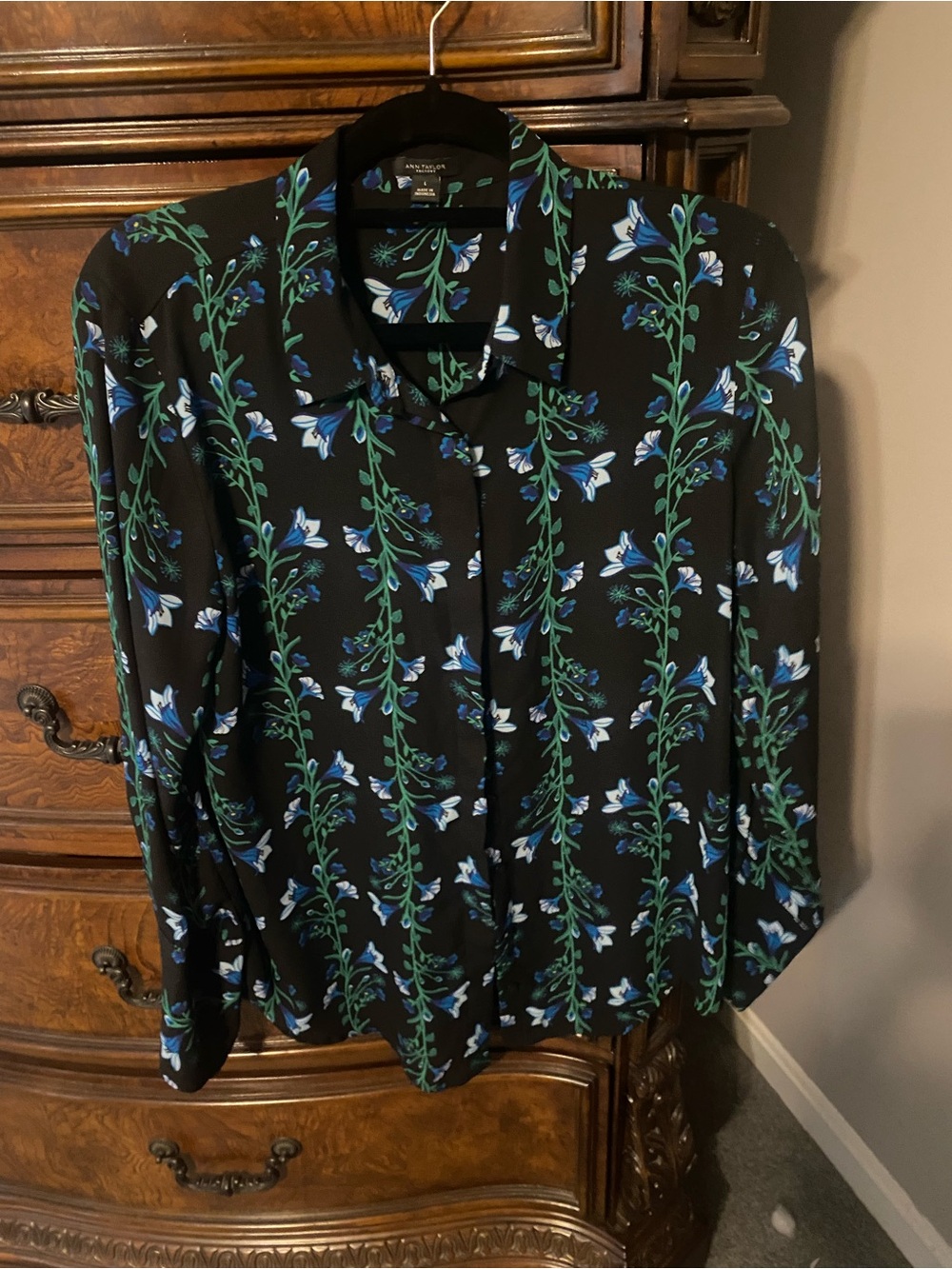 Ann Taylor button up essential blouse